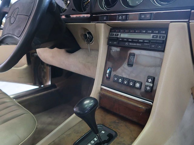 Mercedes - sl 560 - 107 - classic cars >15 - afbeelding 7 van  11