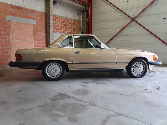 Mercedes - sl 560 - 107 - classic cars >15 - afbeelding 11 van  11
