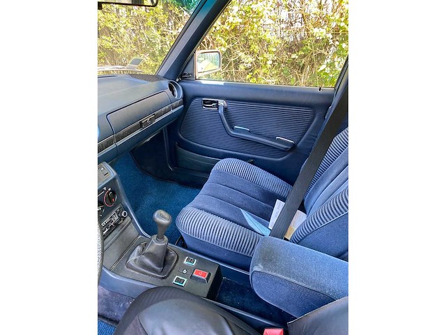 Mercedes 250 w123 vintage auto's > 15 - afbeelding 2 van  17