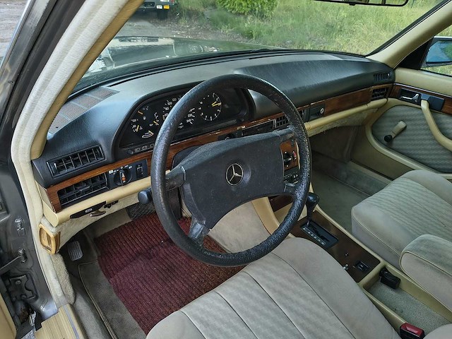 Mercedes 280s - 1983 - afbeelding 2 van  24