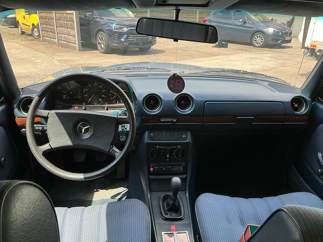Mercedes 300d oldtimer - afbeelding 2 van  22