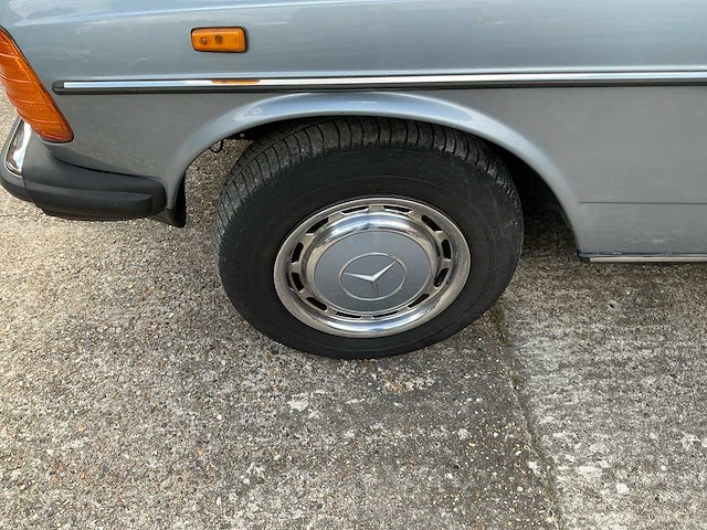 Mercedes 300d oldtimer - afbeelding 11 van  22