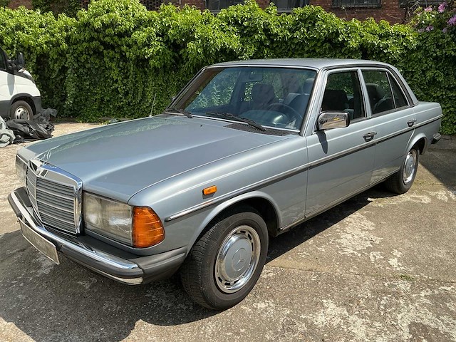 Mercedes 300d oldtimer - afbeelding 1 van  22