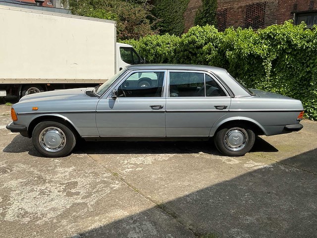 Mercedes 300d oldtimer - afbeelding 12 van  22