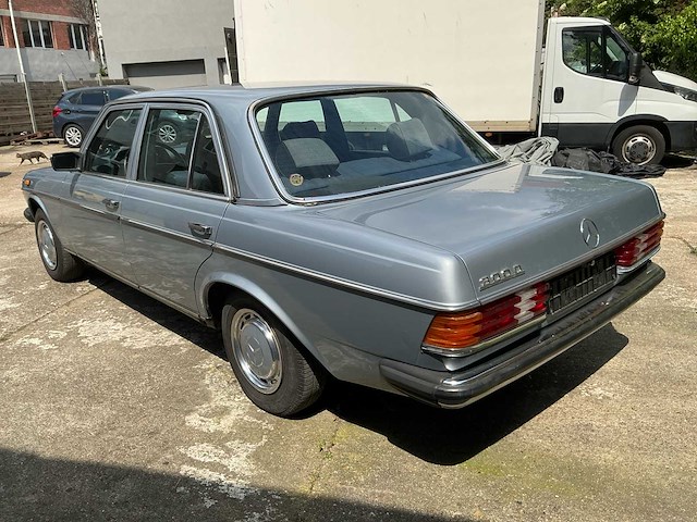 Mercedes 300d oldtimer - afbeelding 16 van  22