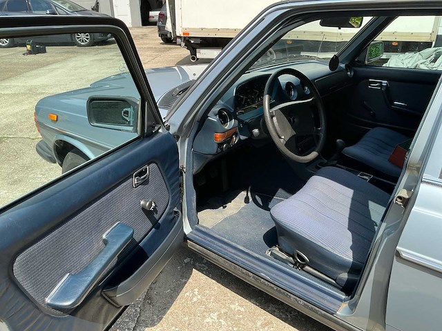 Mercedes 300d oldtimer - afbeelding 22 van  22
