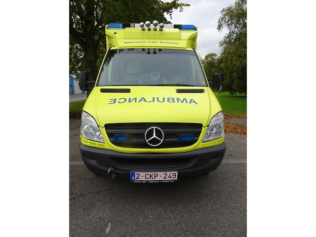 Mercedes ambulance - afbeelding 12 van  21