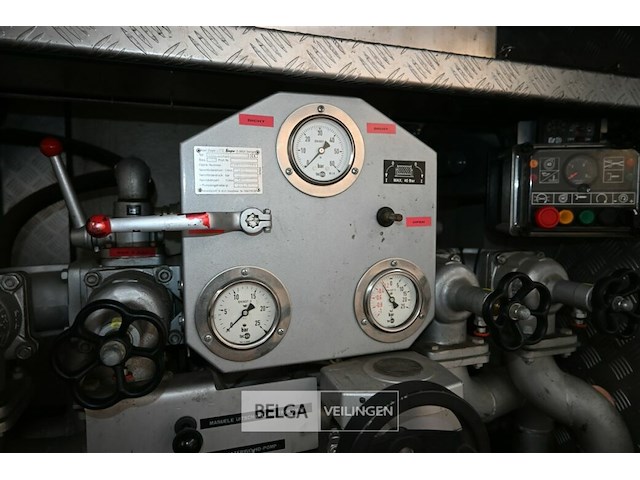 Mercedes autopomp vrachtwagen - afbeelding 41 van  42