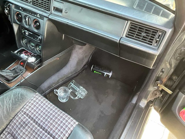 Mercedes-benz - 190-serie - 2.3/16 e - oldtimer - afbeelding 13 van  25