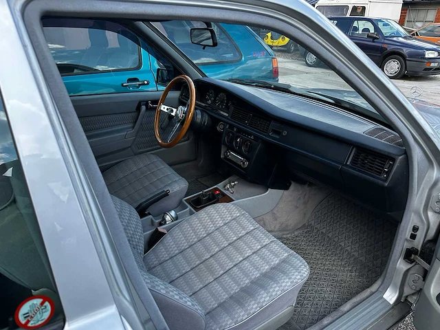 Mercedes benz - 190e - oldtimer - afbeelding 12 van  15