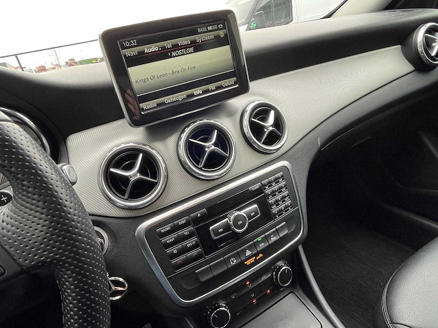 Mercedes benz - 2015 - gla 200 - personenauto - afbeelding 4 van  16