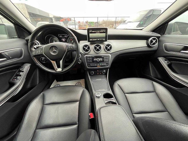 Mercedes benz - 2015 - gla 200 - personenauto - afbeelding 13 van  16