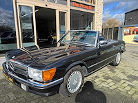 Mercedes-benz - 560 sl - oldtimer - afbeelding 1 van  14