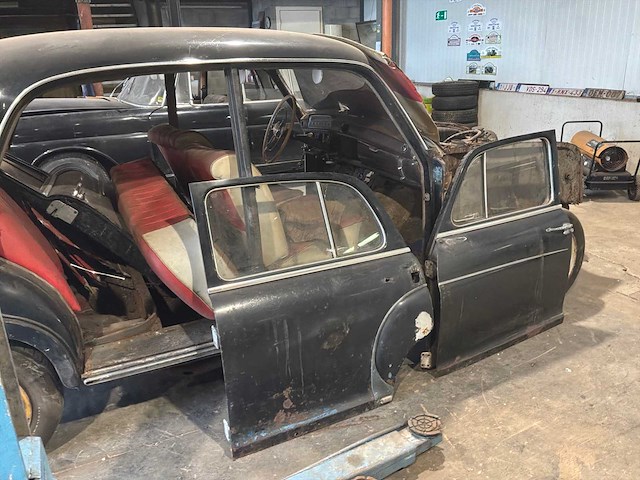 Mercedes-benz 220 s oldtimer - afbeelding 15 van  16