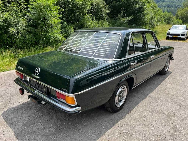 Mercedes-benz 220d/8 w115 klassieke auto - afbeelding 7 van  12