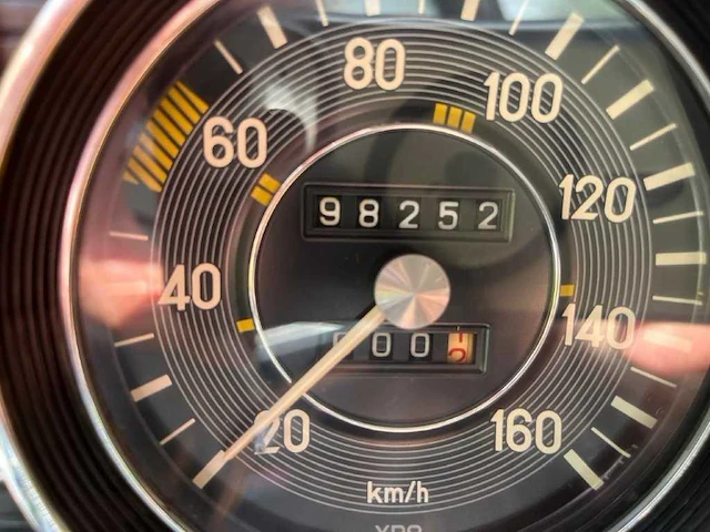 Mercedes-benz 220d/8 w115 klassieke auto - afbeelding 2 van  12