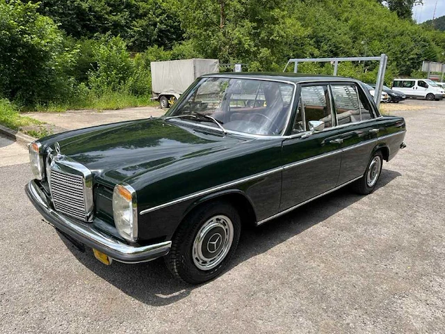 Mercedes-benz 220d/8 w115 klassieke auto - afbeelding 1 van  12