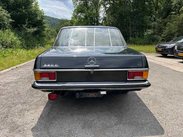 Mercedes-benz 220d/8 w115 klassieke auto - afbeelding 6 van  12