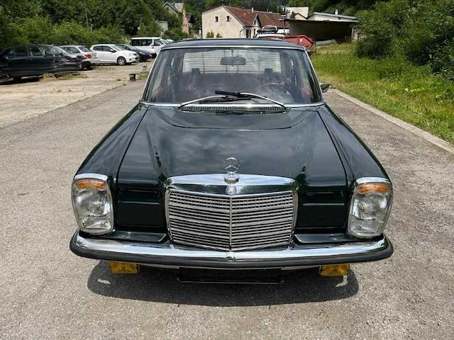 Mercedes-benz 220d/8 w115 klassieke auto - afbeelding 10 van  12