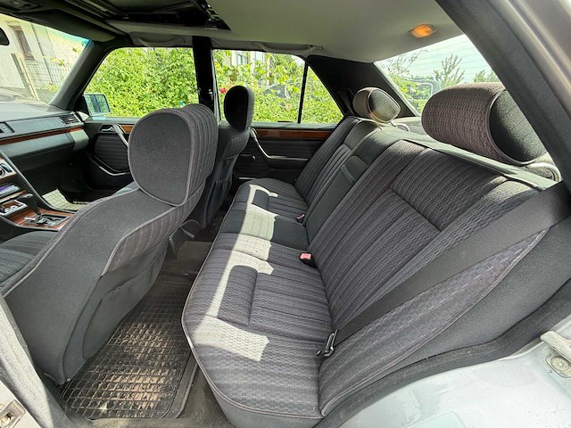 Mercedes-benz 220e oldtimer - afbeelding 3 van  25