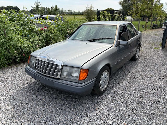 Mercedes-benz 220e oldtimer - afbeelding 1 van  39