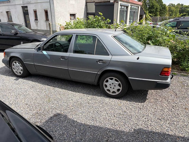 Mercedes-benz 220e oldtimer - afbeelding 23 van  39