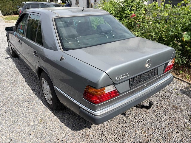 Mercedes-benz 220e oldtimer - afbeelding 34 van  39