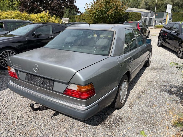 Mercedes-benz 220e oldtimer - afbeelding 36 van  39
