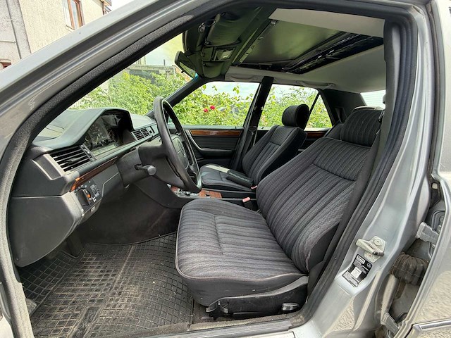Mercedes-benz 220e oldtimer - afbeelding 1 van  25