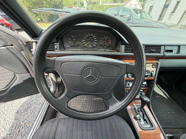 Mercedes-benz 220e oldtimer - afbeelding 2 van  25