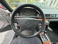 Mercedes-benz 220e oldtimer - afbeelding 2 van  25