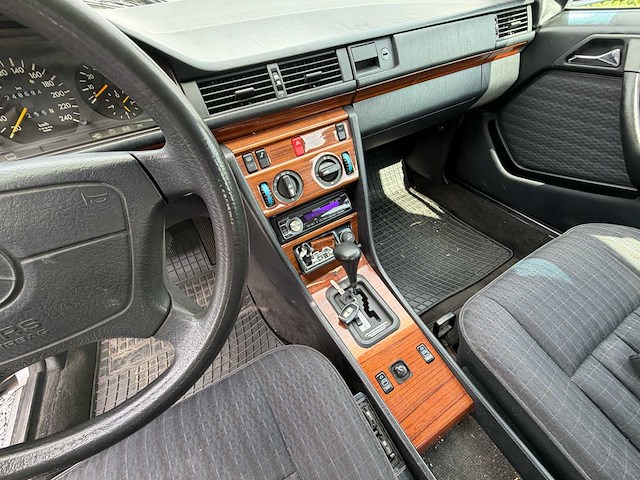 Mercedes-benz 220e oldtimer - afbeelding 3 van  25