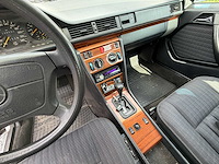 Mercedes-benz 220e oldtimer - afbeelding 3 van  25