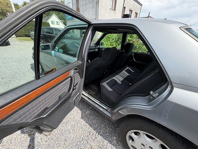 Mercedes-benz 220e oldtimer - afbeelding 4 van  25