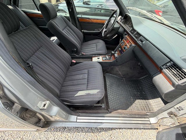 Mercedes-benz 220e oldtimer - afbeelding 11 van  25
