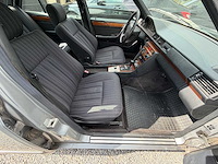 Mercedes-benz 220e oldtimer - afbeelding 11 van  25
