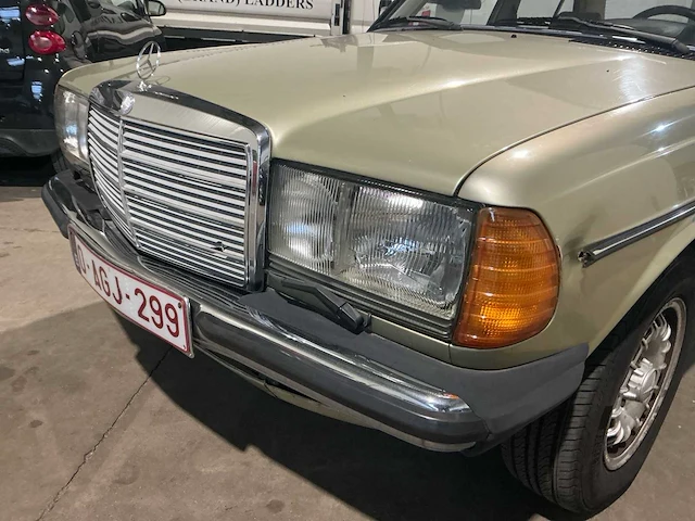 Mercedes-benz 230e oldtimer - afbeelding 13 van  26