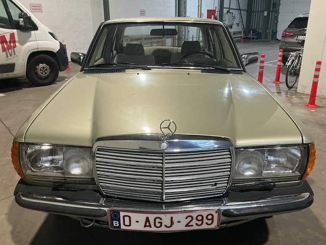 Mercedes-benz 230e oldtimer - afbeelding 8 van  26