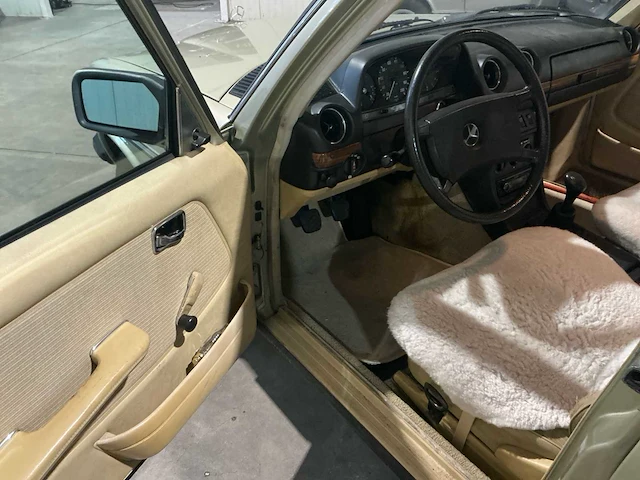 Mercedes-benz 230e oldtimer - afbeelding 7 van  26