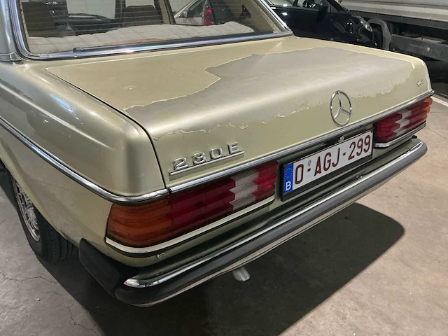 Mercedes-benz 230e oldtimer - afbeelding 6 van  26