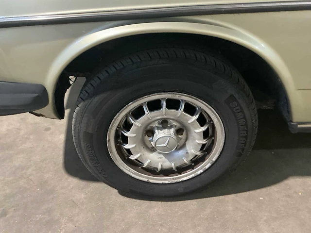 Mercedes-benz 230e oldtimer - afbeelding 26 van  26