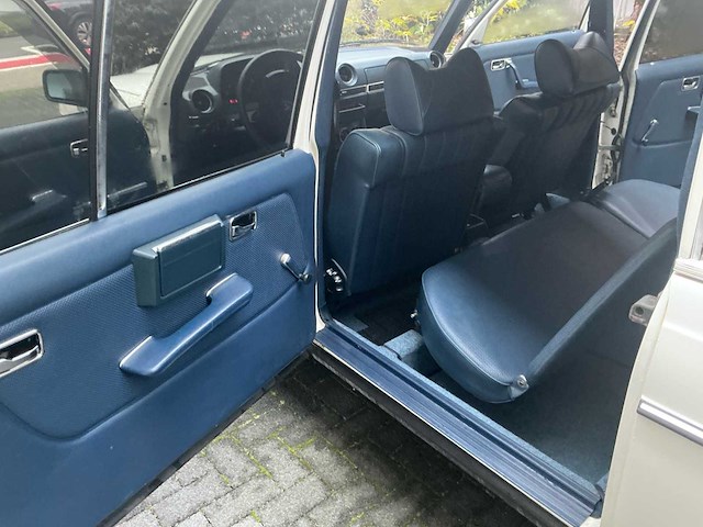 Mercedes-benz 240d pullman w123 personenauto - afbeelding 15 van  29