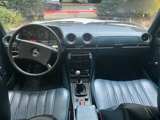 Mercedes-benz 240d pullman w123 personenauto - afbeelding 19 van  29