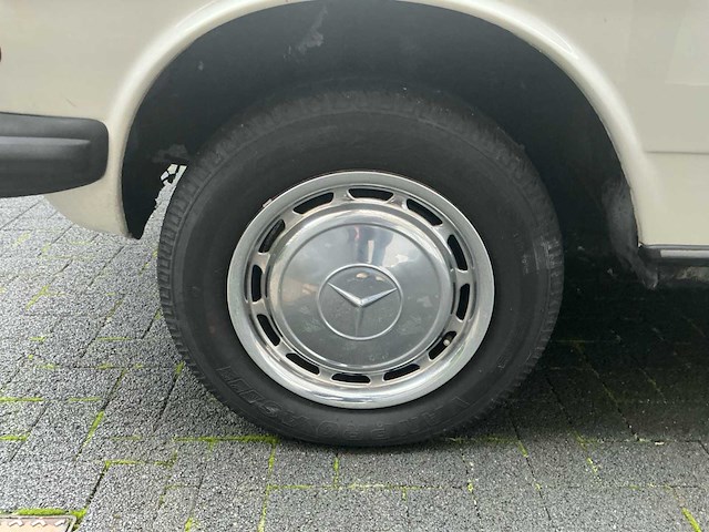 Mercedes-benz 240d pullman w123 personenauto - afbeelding 23 van  29