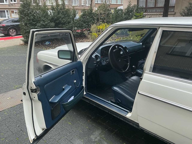 Mercedes-benz 240d pullman w123 personenauto - afbeelding 9 van  29