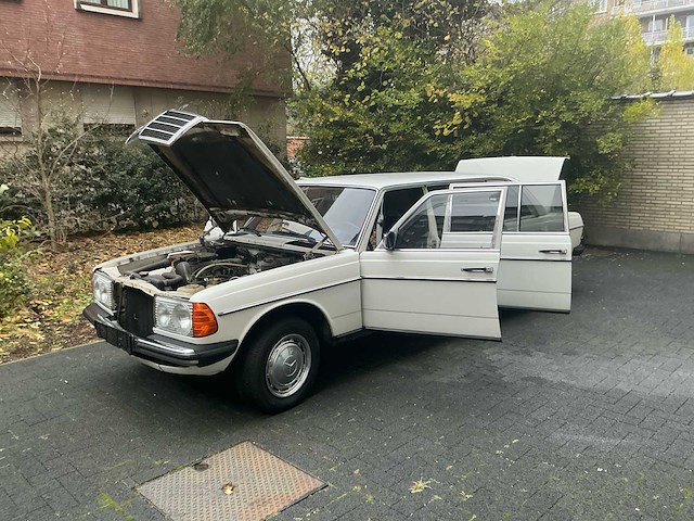 Mercedes-benz 240d pullman w123 personenauto - afbeelding 3 van  29