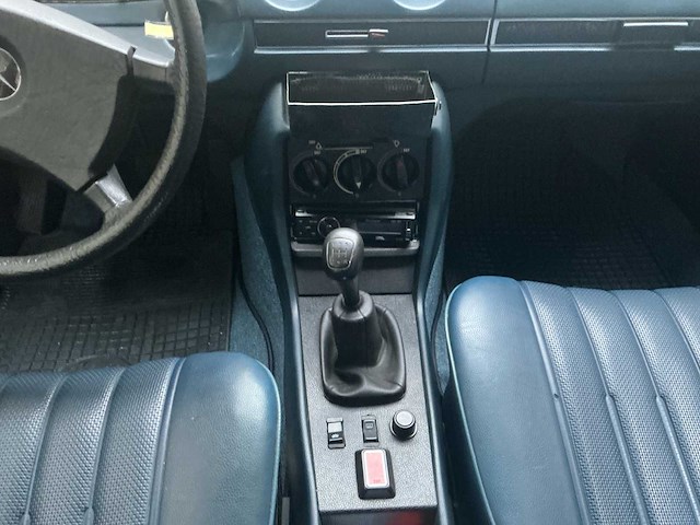 Mercedes-benz 240d pullman w123 personenauto - afbeelding 13 van  29