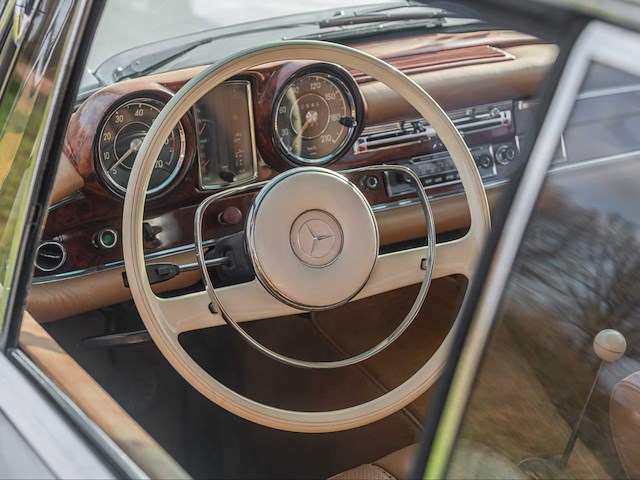 Mercedes-benz 250se coupé oldtimer - afbeelding 19 van  34