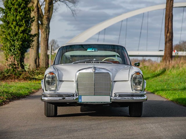 Mercedes-benz 250se coupé oldtimer - afbeelding 12 van  34