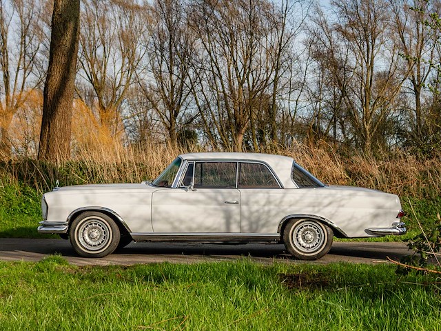 Mercedes-benz 250se coupé oldtimer - afbeelding 23 van  34
